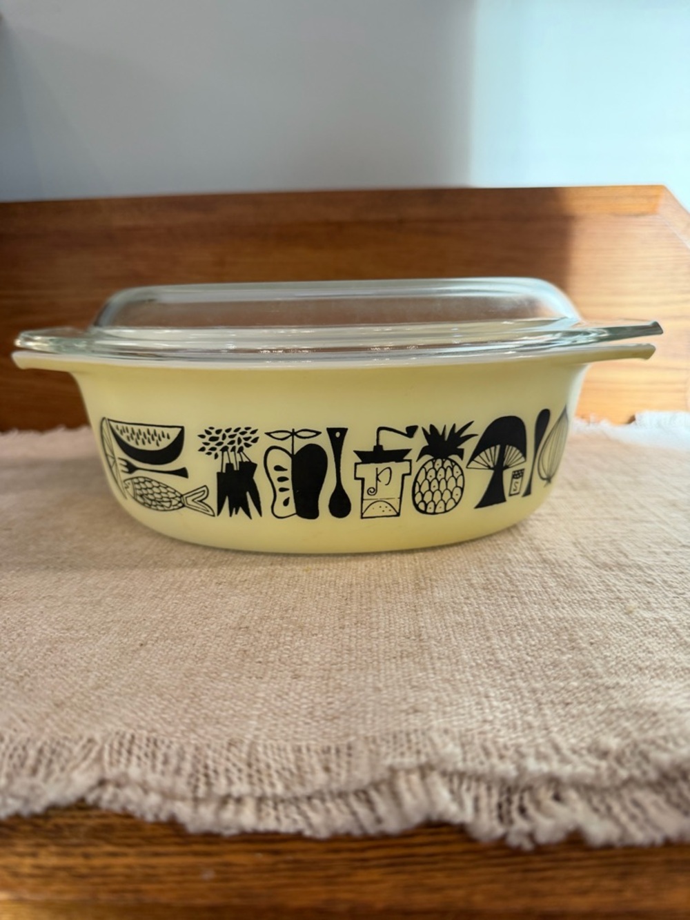 Pyrex Kitchen Mod casserole dish and lid